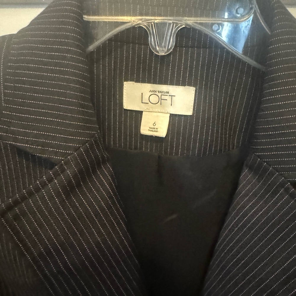 Ann Taylor Loft Pinstriped Black Blazer - Size 6 - Picture 4 of 8